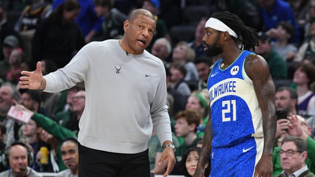 Milwaukee Bucks head coach Doc Rivers talks with Milwaukee Bucks guard Patrick Beverley (21) 